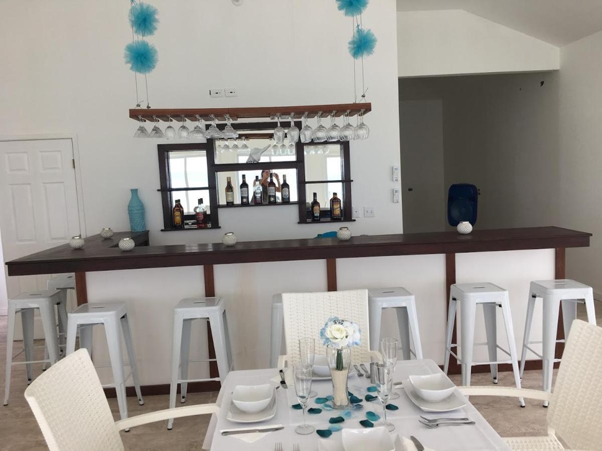 The Sands Hotel Cockburn Town Bagian luar foto